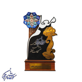 تندیس معلم با بشقاب میناکاری