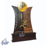 تندیس معلم با پلاک طلایی
