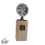 تندیس چوب و پلکسی طرح جوان